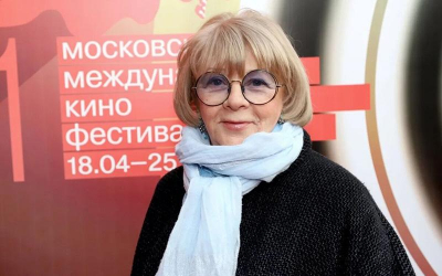 Между скукой и пошлостью. К юбилею Аллы Суриковой